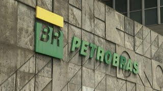 Petrobras reporta lucro líquido de R 1246 bi em 2023  AFP [upl. by Noeruat]