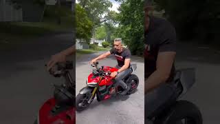 Ducati Streetfighter V4 does Stoppie shorts [upl. by Nevaed]