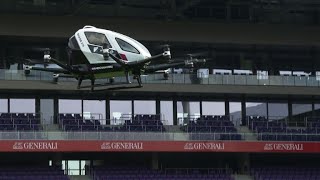 Un taxidrone chinois testé pour la première fois à Vienne  AFP News [upl. by Navad]