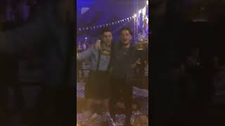 Chicos borrachos se caen mientras bailan sobre la mesa  Fail videos  A que te ríes [upl. by Lenahs]