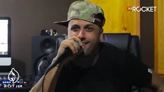 Nicky Jam improvisando con objetos [upl. by Vaclav21]