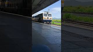 12218 Kerala Sampark Kranti Express westernrailways railway railfans indianrailways train [upl. by Reed]