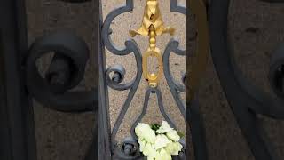 Kensington Palace Memoral Gate princessdiana kensingtonpalace flowers memorial [upl. by Katti]