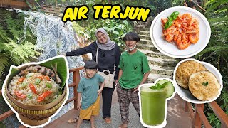 Vlog Makan Siang Deket Air Terjun  Kampung Daun  Keluarga Ziyan [upl. by Nabala]