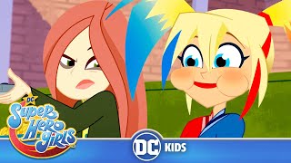 DC Super Hero Girls En Latino 🇲🇽🇦🇷🇨🇴🇵🇪🇻🇪  ¡Harley Quinn contra Hiedra Venenosa 😈  DC Kids [upl. by Leler]