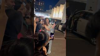 Ramsha Khan Taking selfies with fans humtv humtvawards ramshakhan [upl. by Ivad]