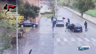 Carabinieri in azione per fermare una banda di rapinatori [upl. by Nevar]