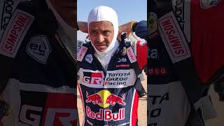 Dakar 2022  Gros plan sur Nasser AlAttiyah au moment où il séquipe avant de prendre la route [upl. by Reich]