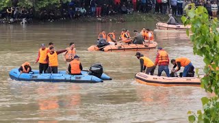 Lasjan Srinagar main Matam Jhelum river main boat kay sath hadsa 4 bache [upl. by Deadman]