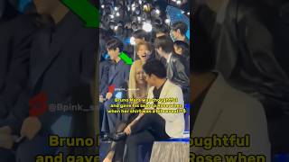 Bruno Mars epic move help Rose in a wardrobe mishaprosebrunoblackpink Rose at 2024MAMA [upl. by Synn]