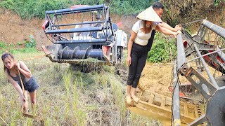 The girl and the harvester driver successfully rescued the harvester that had sunk into the mud [upl. by Cordula]