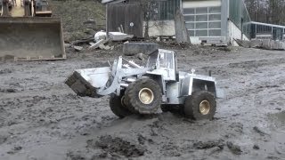 ERSTE SCHLAMMFAHRT des OampK L25 Modell Radladers  FIRST MUD TRIP of the RC wheel loader [upl. by Biagio289]