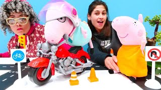 Peppa Pig ailesi Ayşe ve Ümit ile çocuk videoları Baba domuz ehliyetsiz motor alıyor [upl. by Yrrehs]