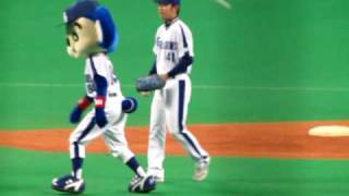 【090419】中日対巨人 試合後のドアラと浅尾投手 [upl. by Meluhs]