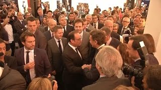 A Vinexpo François Hollande rencontre Alain Juppé [upl. by Ahsienyt]