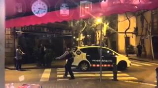 Mossos reducen a un agresor con cuchillo en la Barceloneta [upl. by Thane]