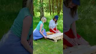 Meiden bouwen een houten pergola met slechts een paar gereedschappen [upl. by Bibbye]