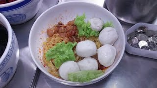 Open 3 hrs only Michelin Award Fish Ball Noodles Master  Singapore Street Food [upl. by Reinnej]