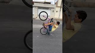 Desafiei ele de raspar o bageiro da bike montadinha 😱 grau bike bicicleta irmãosmedeiros [upl. by Issi]