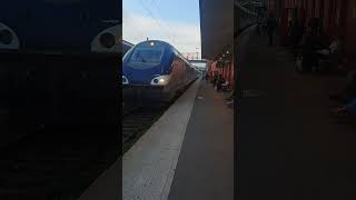 SNCF TER PACA Corail  BB 22200 arrive en gare dAntibes [upl. by God]