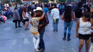 Omar y Flor su primer video bailando en la plaza [upl. by Melton]