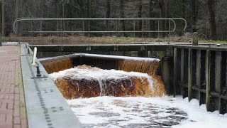 Sluis bij Veenhuizen opengezet voor afvoeren hoogwater Kolonievaart [upl. by Nido]