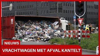 Vrachtwagen met afval gekanteld in Groningen [upl. by Quartas338]