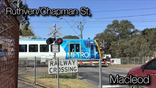 RuthvenChapman St Level Crossing MacleodLXRA Crossing 04102024 [upl. by Philine]