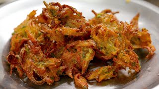 कुरकुरीत कांदा भजी  Crispy Kanda Bhaji  Onion Pakoda  Maharashtrian Recipes [upl. by Mignon]