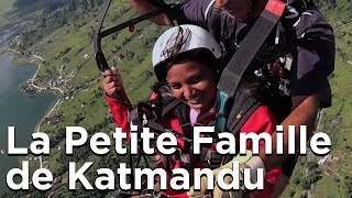 Parapente à Pokhara Népal La Petite famille de Katmandou Swayambu Family sport de montagne [upl. by Asirret855]