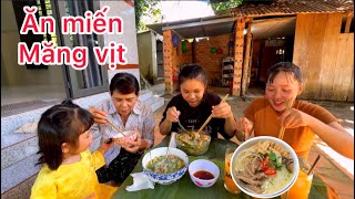 Hôm nay Mai dẫn Bối đi xuống nhà Nội chơi nấu miến măng vịt ăn cùng Bà Nội Bé Hiền ngocmaivlog [upl. by Eynahpets]