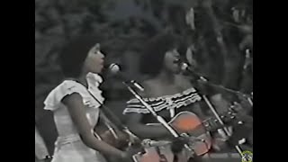 Irmãs Barbosa  Sanfona Xonada Programa Na Beira da Tuia  1983 [upl. by Stahl]