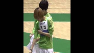 110124 2min Moment  Minho taking off Taemins jacket fancam  ISAC HD [upl. by Yeslehc927]