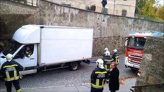 KleinLkw steckt in Unterführung fest  Einsatzvideo der FF Klosterneuburg [upl. by Reteip]