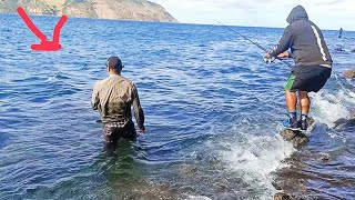 Fighting for big KahawaiFishing at Huia point Rock fishing in AUCKLANDRock fishing in New Zealand [upl. by Hairahcaz]