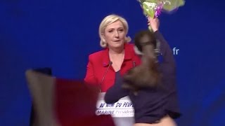 Femen et fumigènes le meeting perturbé de Marine Le Pen [upl. by Flint195]