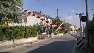 Spoorwegovergang Suzzara I  Railroad crossing  Passaggio a livello [upl. by Thain]