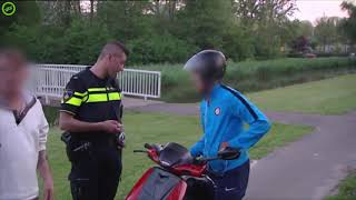 Scooter rijder rijdt zonder rijbewijs rond en wordt gepakt door de politie  Wegmisbruikers [upl. by Oballa]