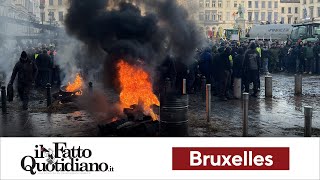 Agricoltori protestano nel cuore di Bruxelles trattori invadono il centro [upl. by Arayk213]