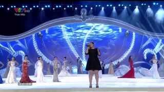 Kelly Clarkson  Stronger  A moment like this live in Vietnam 2014 [upl. by Yleen631]