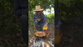 ¡Cómo preparar huevos con chorizo en el campo campo chorizo huevo [upl. by Nairad78]