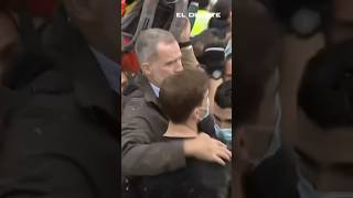 El abrazo de consuelo del Rey a dos vecinos de Paiporta eldebate felipevi [upl. by Mcknight]