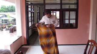 How to wear a sarong for man or woman  porter un sarong Javanese style [upl. by Uriah]