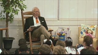 Former GA governor Nathan Deal reads to students at Mattie Lively Elementary [upl. by Cahn]