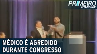 Médico é agredido durante discurso em congresso de medicina  Primeiro Impacto 020623 [upl. by Alcus]