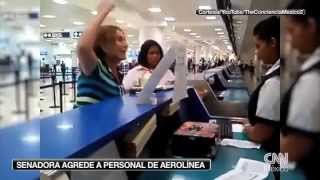 Una senadora del PRD agrede a empleados de aerolínea [upl. by Anitnamaid]