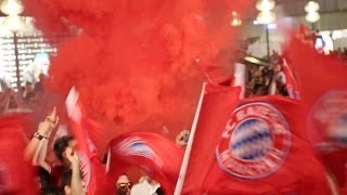 Meisterfeier FC Bayern Fans zünden Rauchbomben bei Humba Täterä  Meisterfeier auf dem Marienplatz [upl. by Oirogerg]