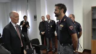 Il capo della Polizia Gabrielli incontra poliziotto prestigiatore [upl. by Seyah]