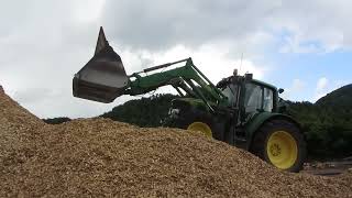 Hackschnitzel Aufschieben mit John Deere 6420  ForstProfi [upl. by Haidebej]