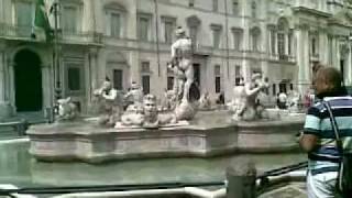 Fontana del Moro piazza Navona danneggiata video L Bogliolo [upl. by Naillij]